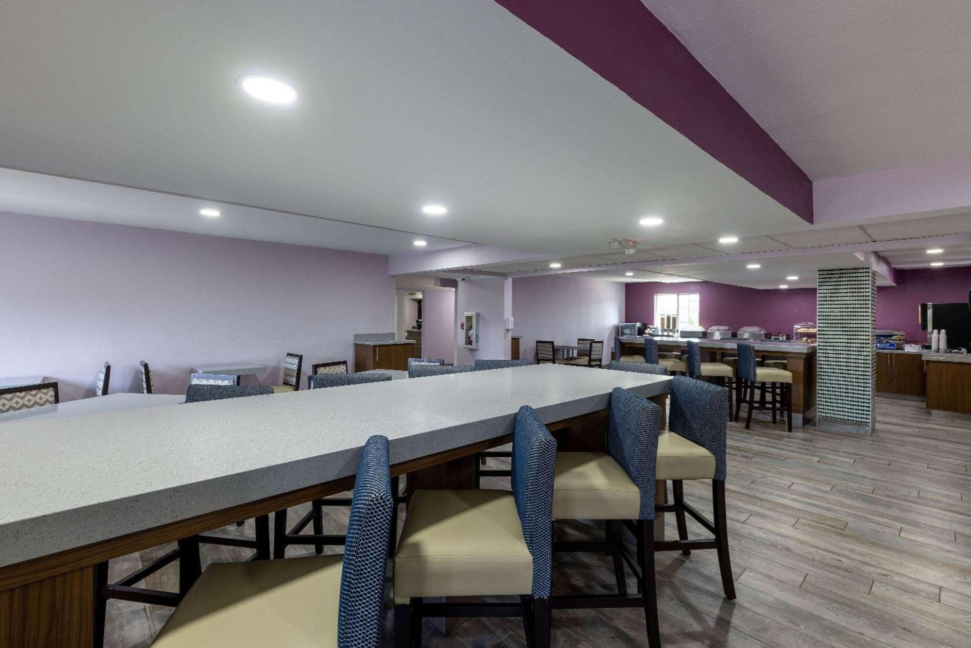 La Quinta Inn By Wyndham Kansas City Ленекса Екстериор снимка