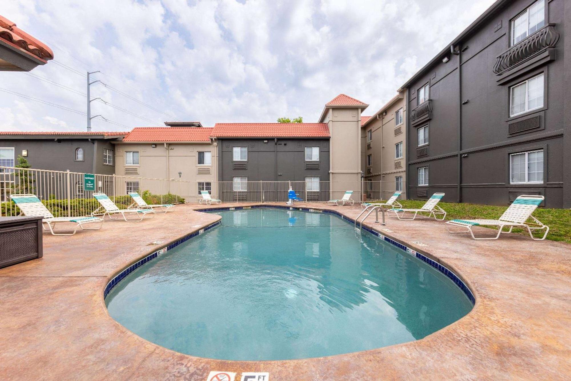 La Quinta Inn By Wyndham Kansas City Ленекса Екстериор снимка
