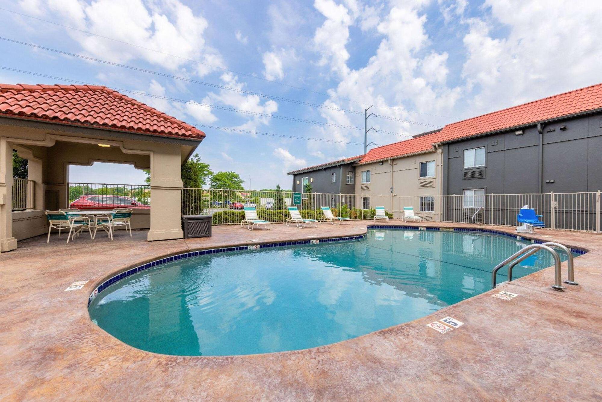 La Quinta Inn By Wyndham Kansas City Ленекса Екстериор снимка